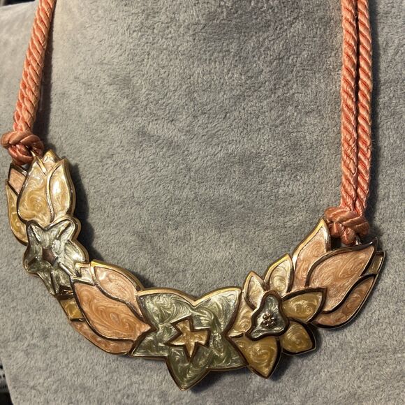 Vintage Signed Monet Enamel Garland Series Floral Book Piece Collar Necklace - Picture 3 of 10